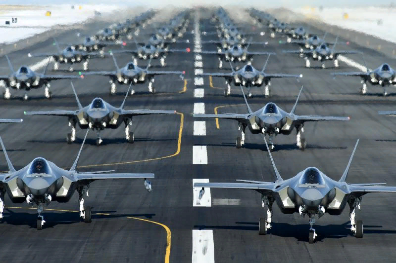 Милитаризм самый большой бизнес в мире.Американские самолеты F-35A на военно-воздушной базе Хилл, штат Юта, январь 2020 года