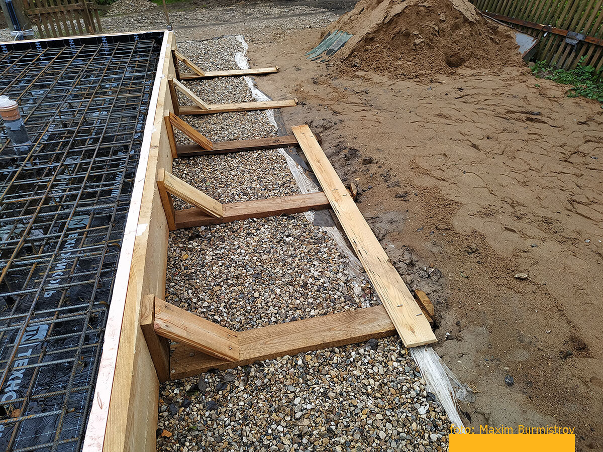 Косоуры на упорах показались нам слишком утлыми для предстоящего давления бетона.