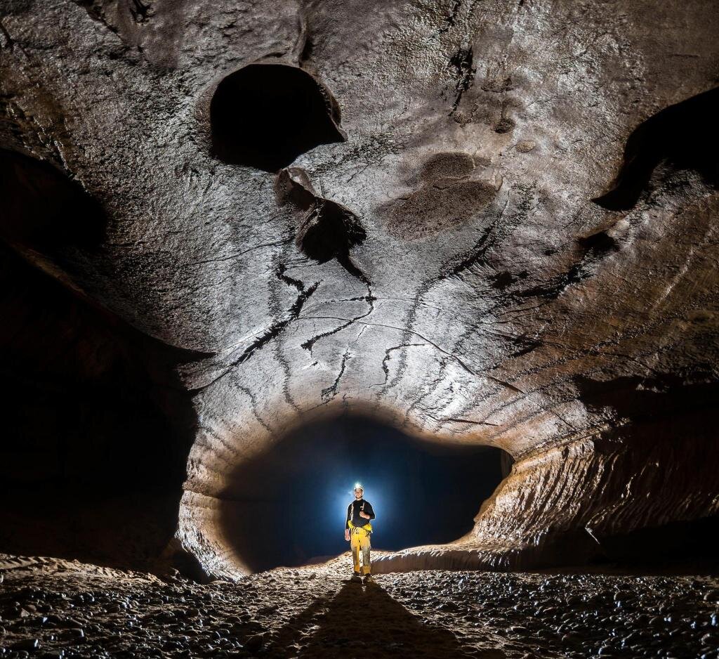 Откройте дверь в золотую пещеру. Пещера Крубера-Воронья. Пещера висячих змей Мексика. Пещера Бенагил.