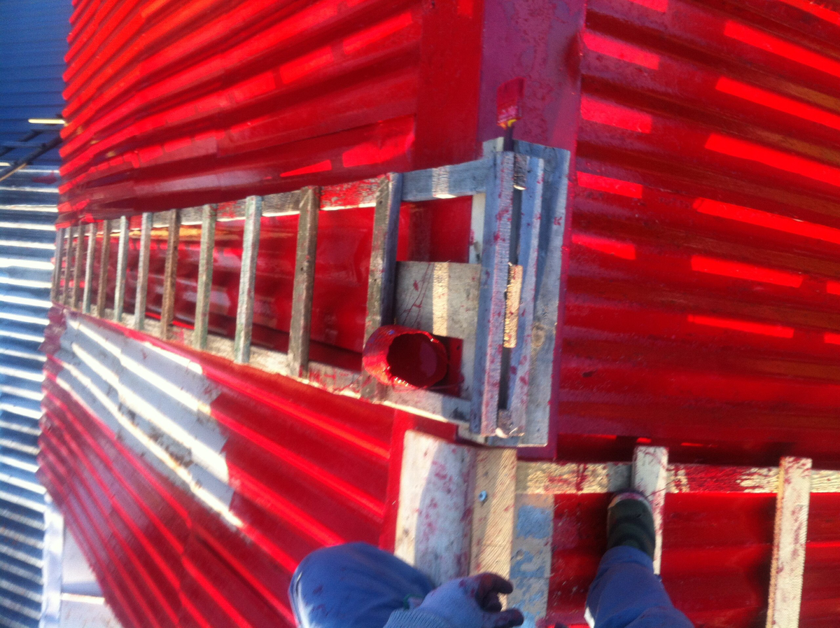 Здрасьте ! Крышу в красный цвет покрасьте ! Помогаю бабушке 