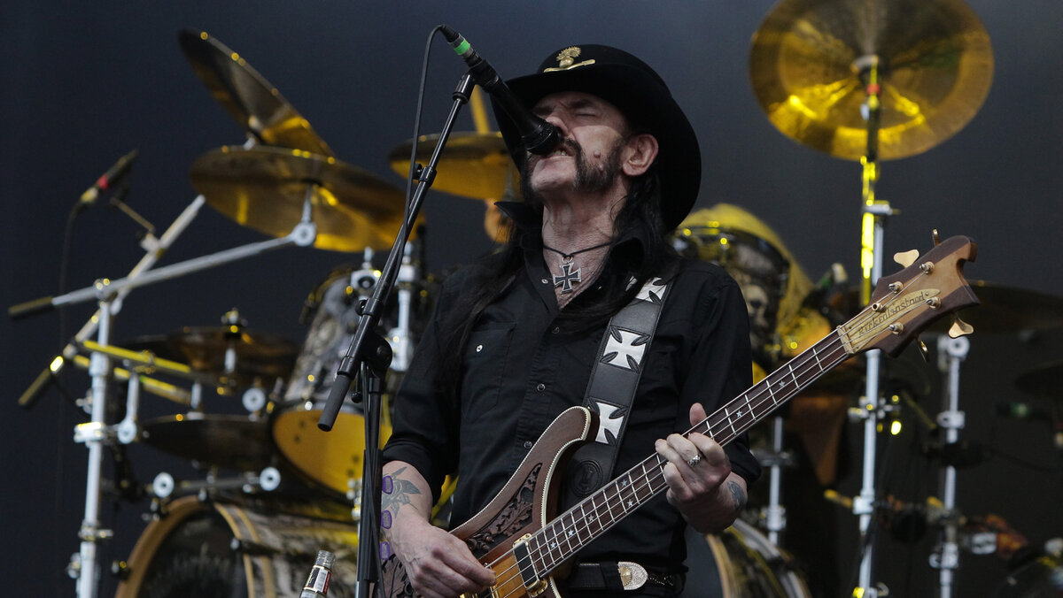 Лемми всегда был неподражаем и не похож ни на кого, как и его музыка, которую он никогда не относил к какому-либо жанру, утверждая, что просто играет рок-н-ролл. Вечная память.