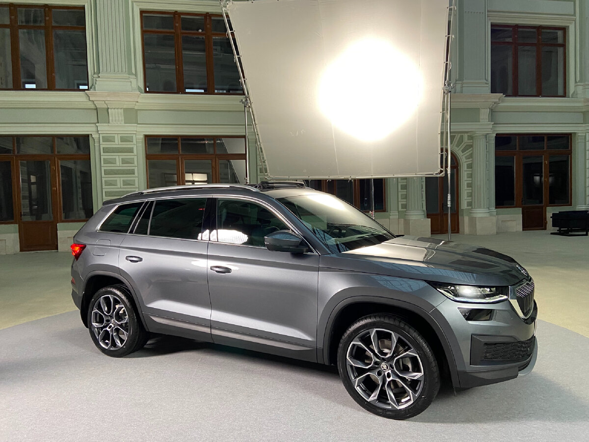 Для комплектаций Active, Ambition и Style  предусмотрены декоративные накладки переднего и заднего бамперов под алюминий, которые придают автомобилю еще более внедорожный стиль. Новое оформление передней части с приподнятым капотом и более вертикальной решеткой радиатора подчеркивают силуэт SUV. 
