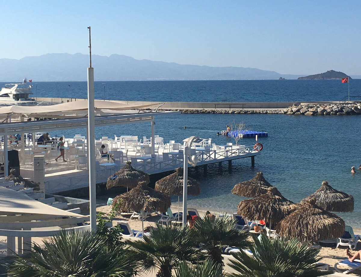 Бар на пляже отеля La Blanche Resort. Фото автора