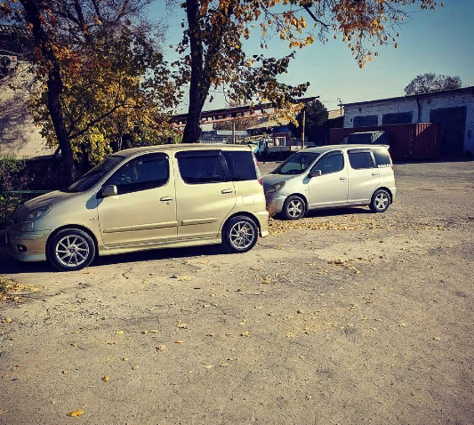 Это, кстати, сынова и соседская автомобильчики :)