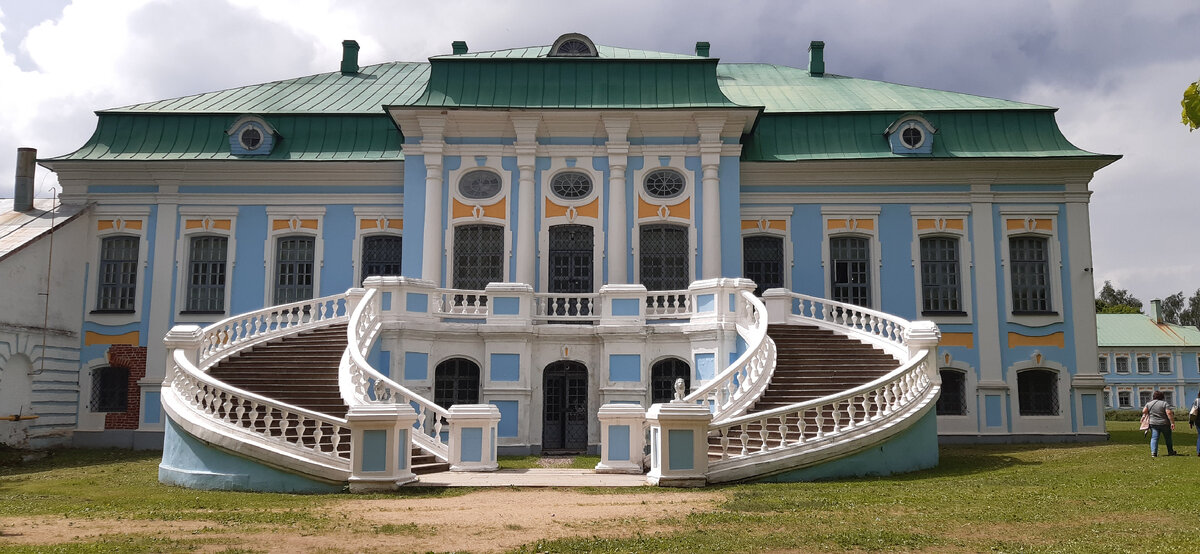 Главный дом  - парадный вход