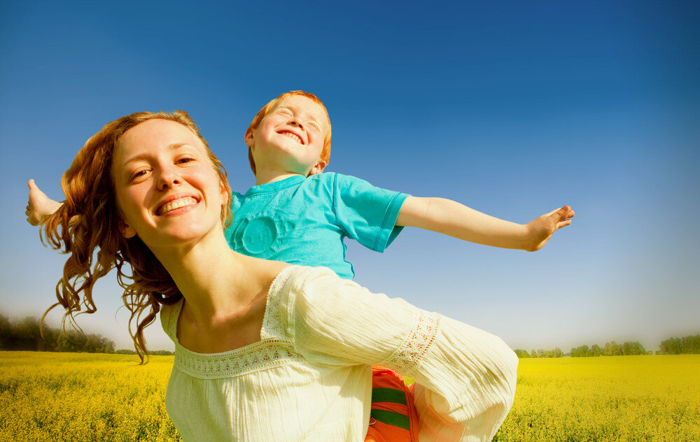 Belu mom. Счастливый ребенок. Здоровый ребенок счастливая мама. Счастливый ребенок бежит к маме. Мама с ребенком радость.