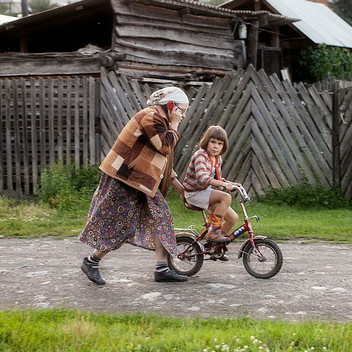 Увидел дрозд что идет старуха с внучкой. Бабушка с внуками в деревне. Бабушка и внук в деревне. Бабушка с внучкой в деревне. Деревенская бабушка.