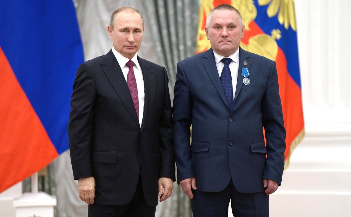 ИЗ ЛИЧНОГО АРХИВА! МОЙ ПАПА ПОЛУЧАЕТ В КРЕМЛЕ ОРДЕН МУЖЕСТВА! ЗА СПАСЕНИЕ 4 ЛЕТНЕЙ ДЕВОЧКИ! ВЫПАВШЕЙ С 8 ЭТАЖА! СЛАВА БОГУ ТОЛЬКО КЛЮЧИЦУ СЛОМАЛА! ЕЁ РОДИТЕЛЕЙ НЕ БЫЛО ДОМА! ПАПЕ СПАСИБО ДАЖЕ НЕ СКАЗАЛИ! ЖИВЁМ В СОСЕДНЕМ ДОМЕ!