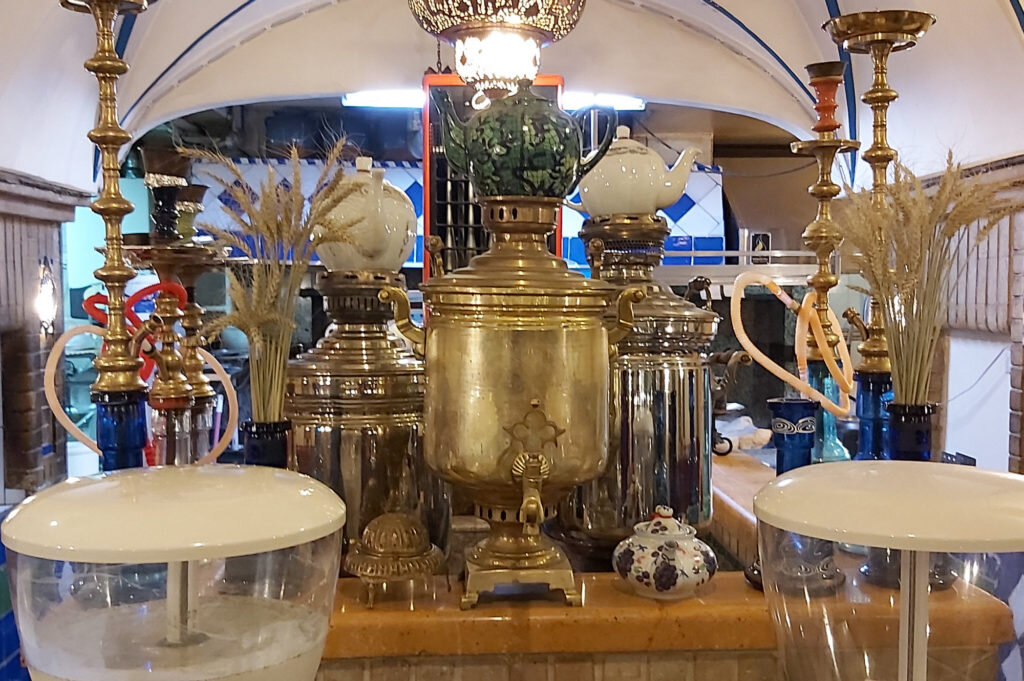 Самовары в интерьере иранского ресторана. © Денис Шумаков