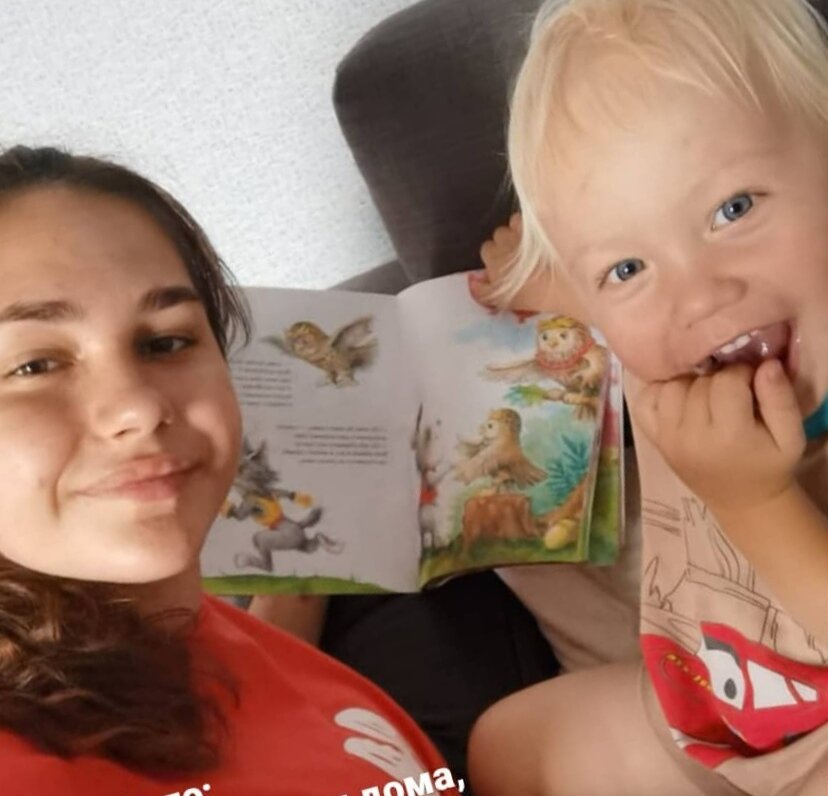 Няня из агентства присылает фото или видео, как они проводят время, чтобы мама была спокойна.