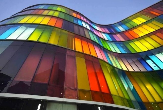 В отличие от тонированного в массе стекла стемалит выпускают более чем в ста вариантах цветовых решений. Это дает возможность приводить детали интерьера в соответствие с корпоративным стилем и фирменным цветом компании.