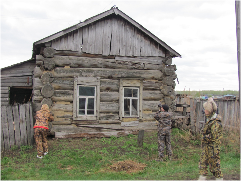 Дому более 100 лет, а деревьям из которых он построен более 150 лет.