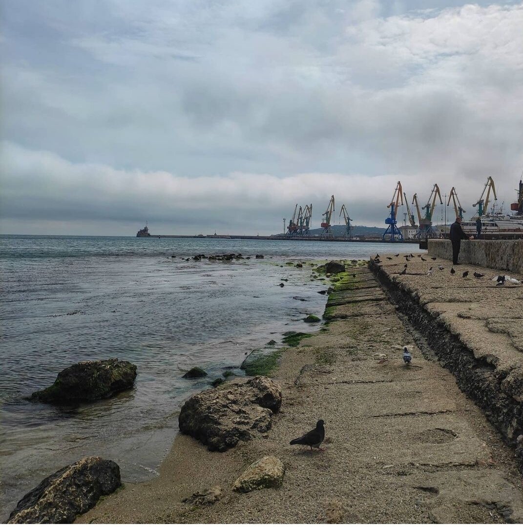 На набережной. 