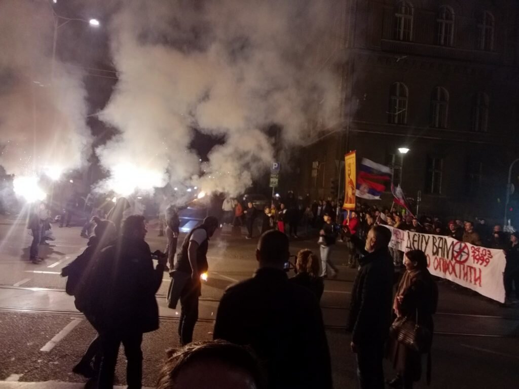 Митинги против бомбежек Югославии в США. Проецировали фото с бомбардировок Югославии на посольство США. Разгон митинга в США против бомбежек Югославии.