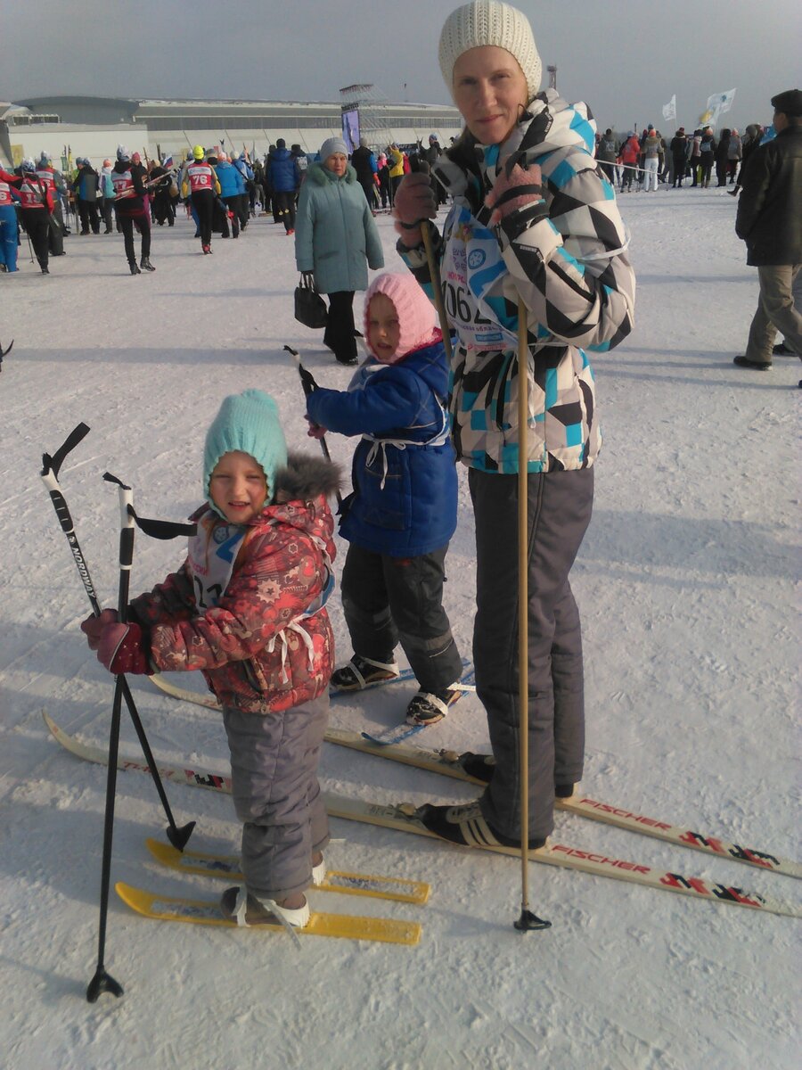 В этот раз я каталась на своих лыжах, которые мне достались от папы, видите ботинки ещё из советского периода
