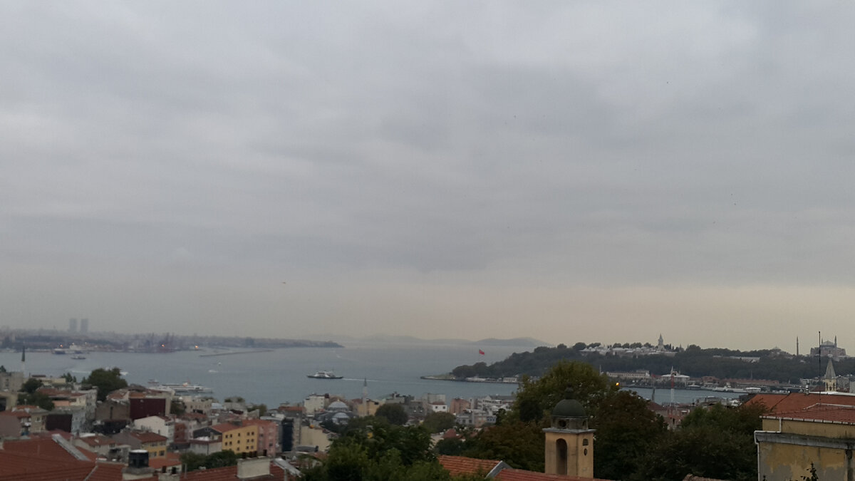 Слева видна Азиатская часть Стамбула, справа - Европейская, с остроконечным шпилем дворца Топкапы