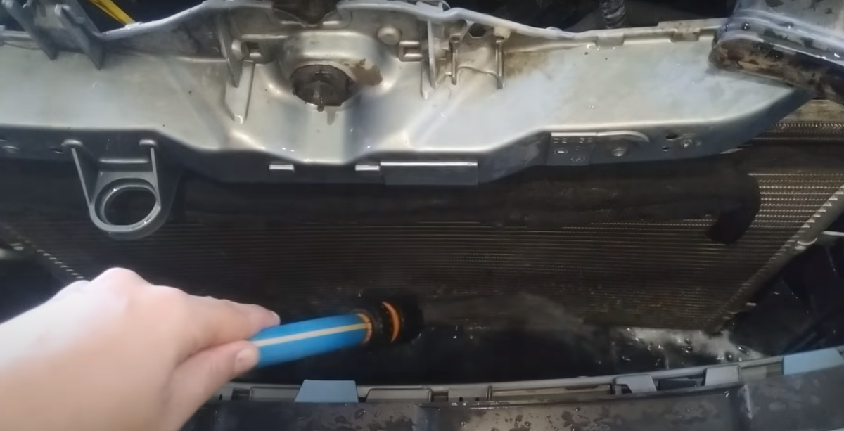 Можно ли эффективно помыть радиаторы не снимая их с автомобиля и как правильно э