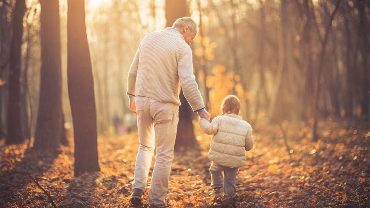 Но в выходные, дедушка гулял с внуком целыми днями. 