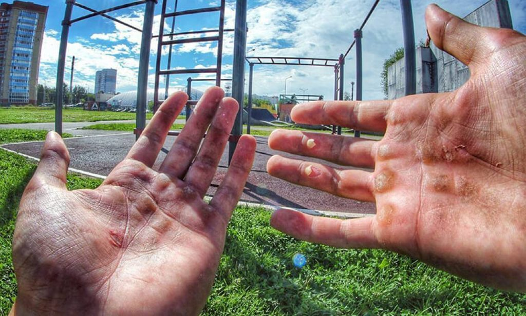 Как тренироваться со штангой, на турнике и не иметь мозолей