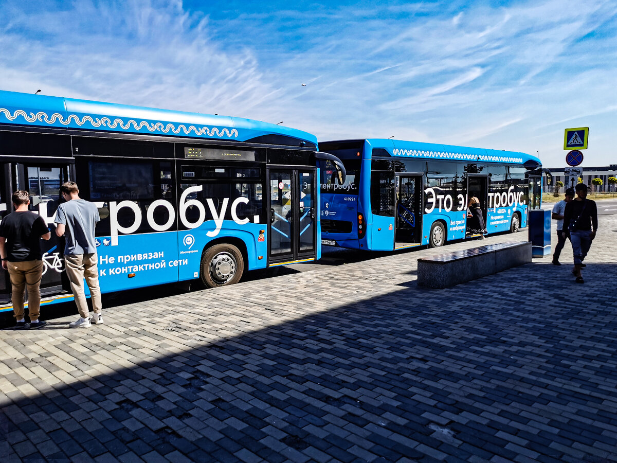 Электробусы на остановке "Орбион".