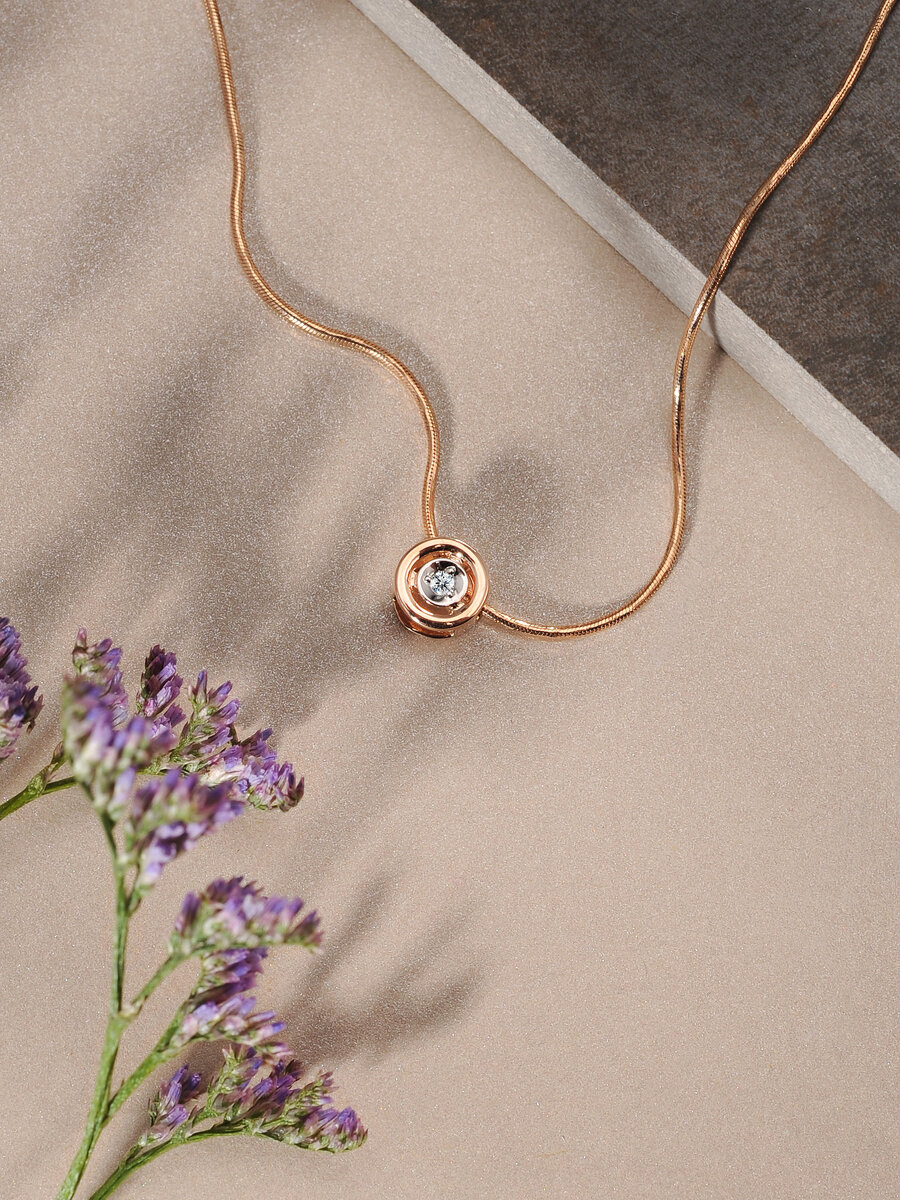 Колье с круглой подвеской и бриллиантом