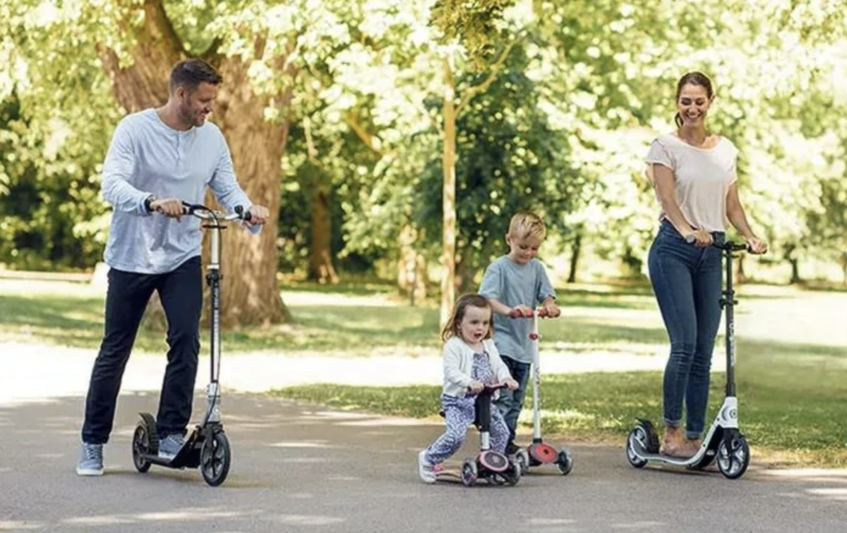 Ride a scooter. Семья на самокатах. Семья на электросамокатах. Дети на электросамокатах. Прогулка на самокате.