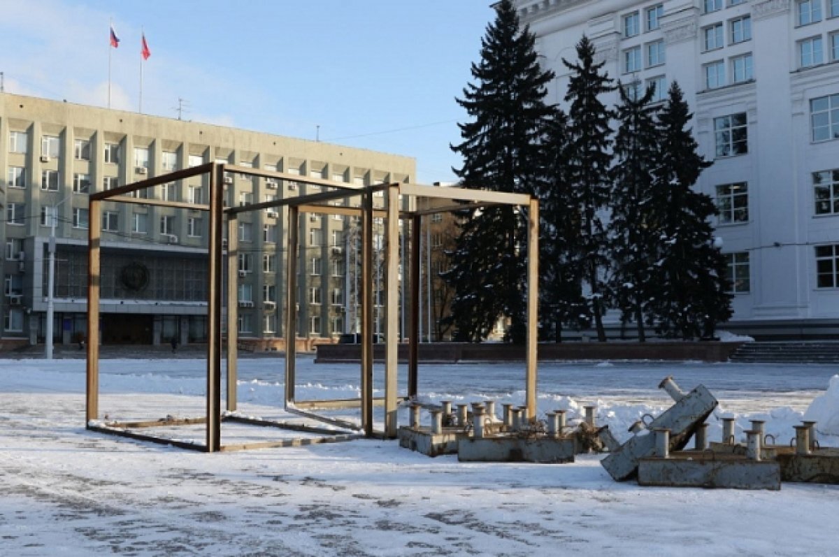   В Кемерове на площади Советов начали монтировать ёлку и хоккейную коробку