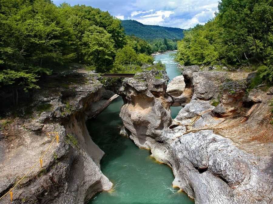 Хаджохская теснина, источник фото - сайт https://clck.ru/32mynb