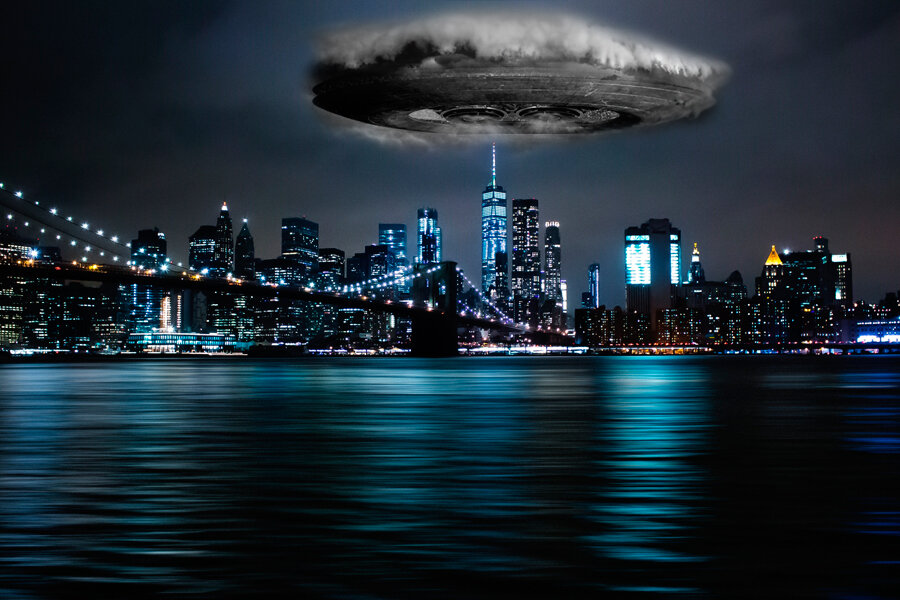 Удивительные кадры ночного Нью-Йорка, на которых НЛО, довольно внушительных размеров, завис над городом.