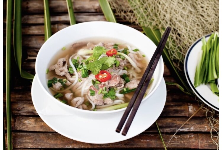 Посещая ресторан азиатской кухни, рекомендуем обратить внимание на первые блюда, особенно на вьетнамский суп фо. «Фо» в переводе означает «суп», а последующее слово будет говорить о его наполнении. Например, если после «фо» будет идти «га», то значить суп будет куриный. Если «бо», то говяжий, а если «ка» – рыбный. Таким образом, вы сможете выбрать тот, который придется вам больше всего по вкусу.

