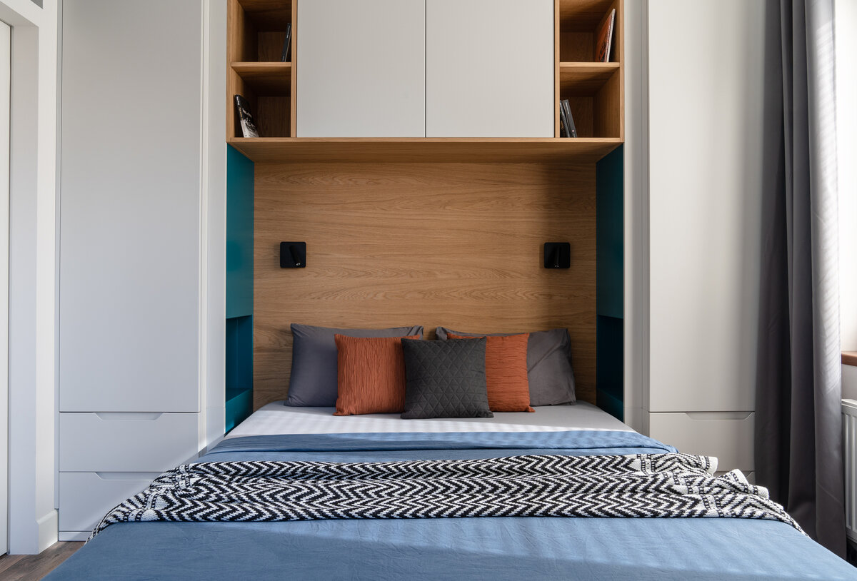 Плед - коллекция Nomads. терракотовые подушки - коллекция Nord, темно-серая подушка - коллекция Datch