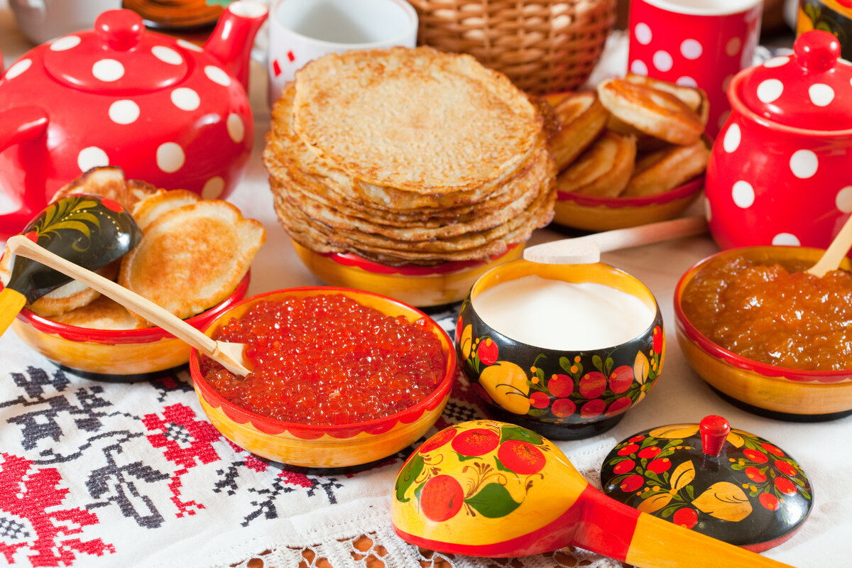 <a href="https://ru.freepik.com/free-photo/pancake-with-red-caviar_1239502.htm#query=%D1%80%D1%83%D1%81%D1%81%D0%BA%D0%B0%D1%8F%20%D0%BA%D1%83%D1%85%D0%BD%D1%8F&position=0&from_view=search&track=ais">Изображение от bearfotos</a> на Freepik