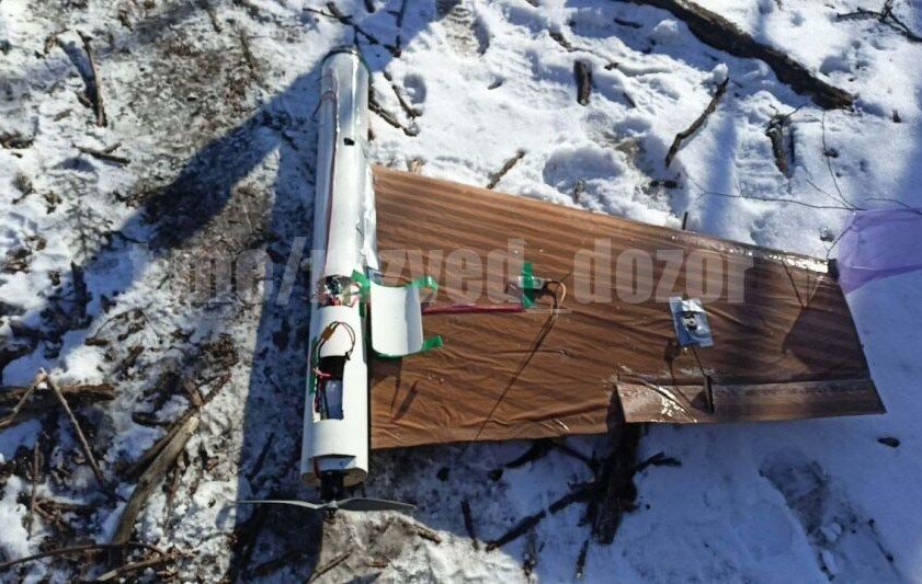 На Купянском направлении ВСУ начали использовать тактику роя ударных дронов кустарного производства. Нашим бойцам удалось перехватить 6 таких беспилотников. Пострадавших нет, @razved_dozor 