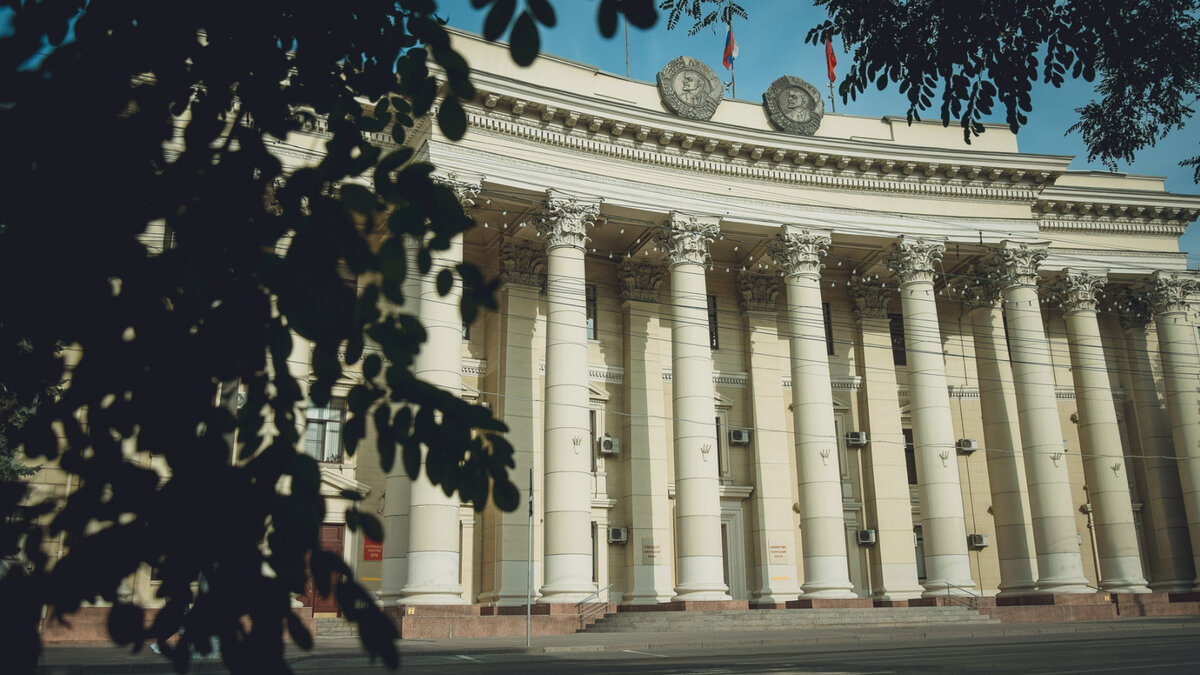     Депутаты Волгоградской областной Думы продолжают закупать для себя импортные автомобили, хотя глава государства поручил всем чиновникам ездить на отечественных машинах, согласно информации на сайте госзакупок.