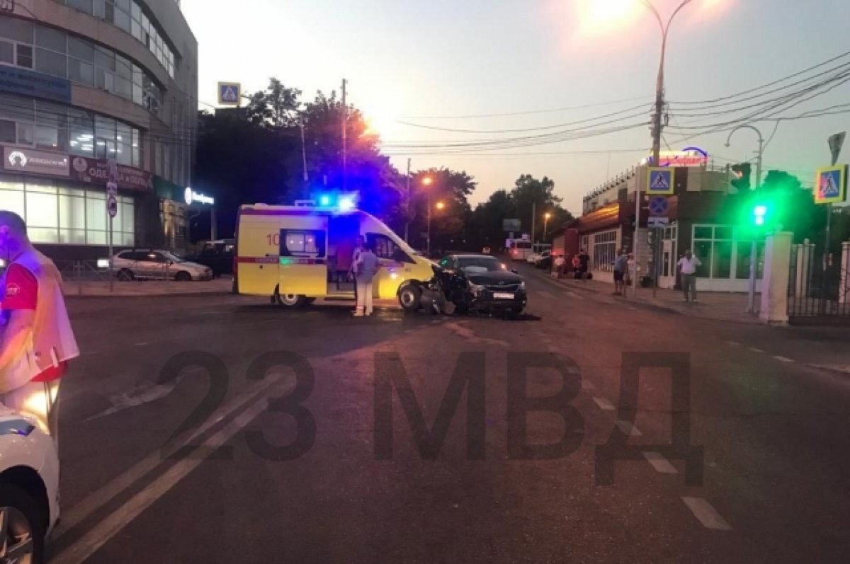    В Краснодаре «Киа» врезалась в машину скорой помощи, есть пострадавшие