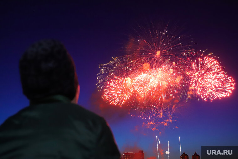    От масштабных шоу с самолетами и фейерверками отказались