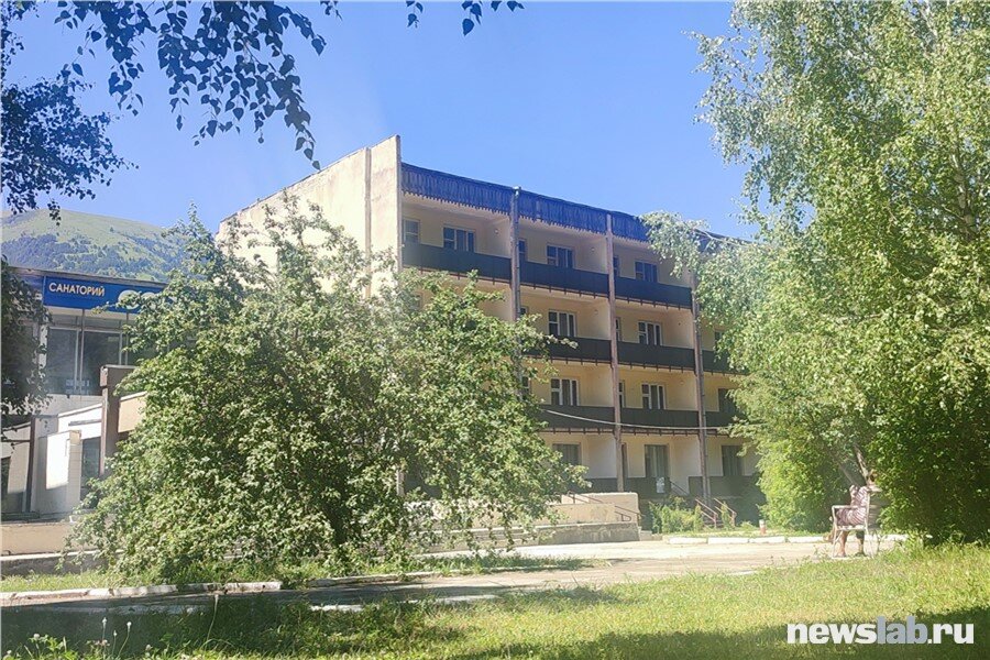 Само здание санатория расположено в парке на окраине Теберды. Никаких выхлопных газов, только чистый воздух