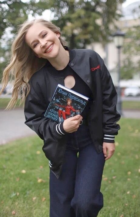 Актриса со своей книгой. Фото из архива "7 секретов"