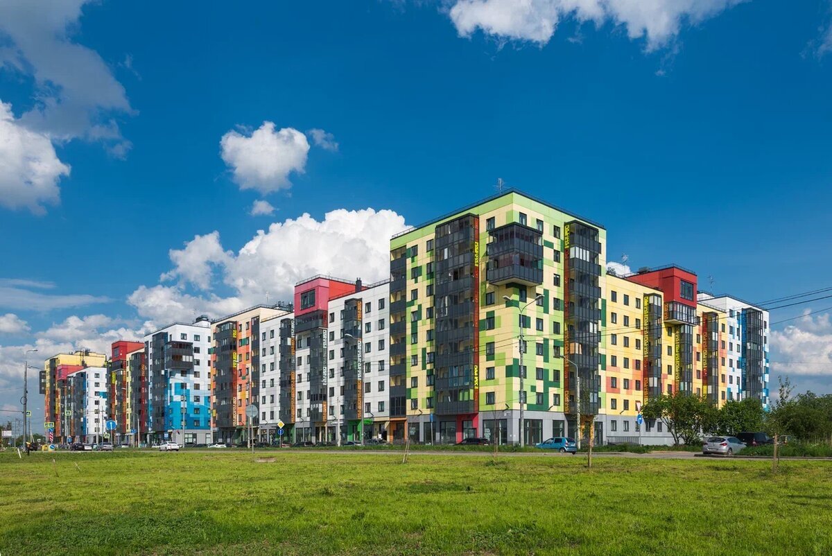 Такими яркими фасадами советские новостройки похвастаться не могли - они были обычно светло-серыми
