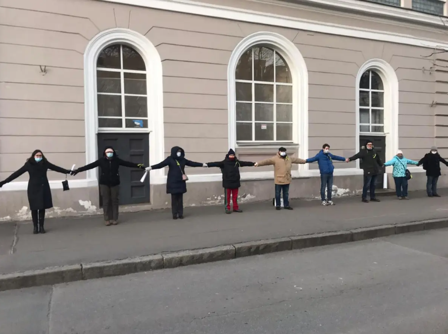 Градозащитники у здания Манежа. Фото dr-web.ru