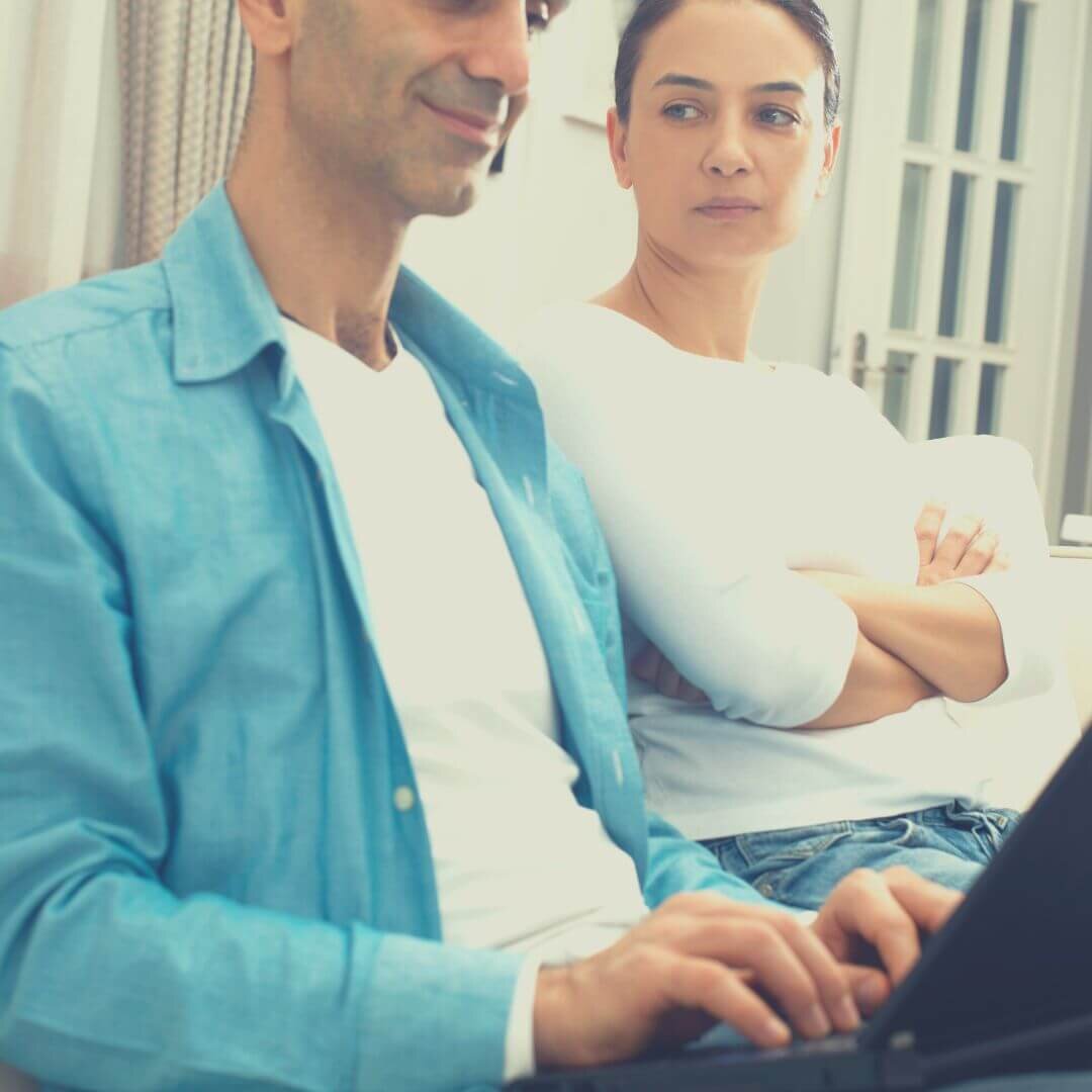 Ведите себя безразлично и безразлично, когда они приходят, надеясь, что вы выразите восхищение и подтверждение того, что они говорят о себе.