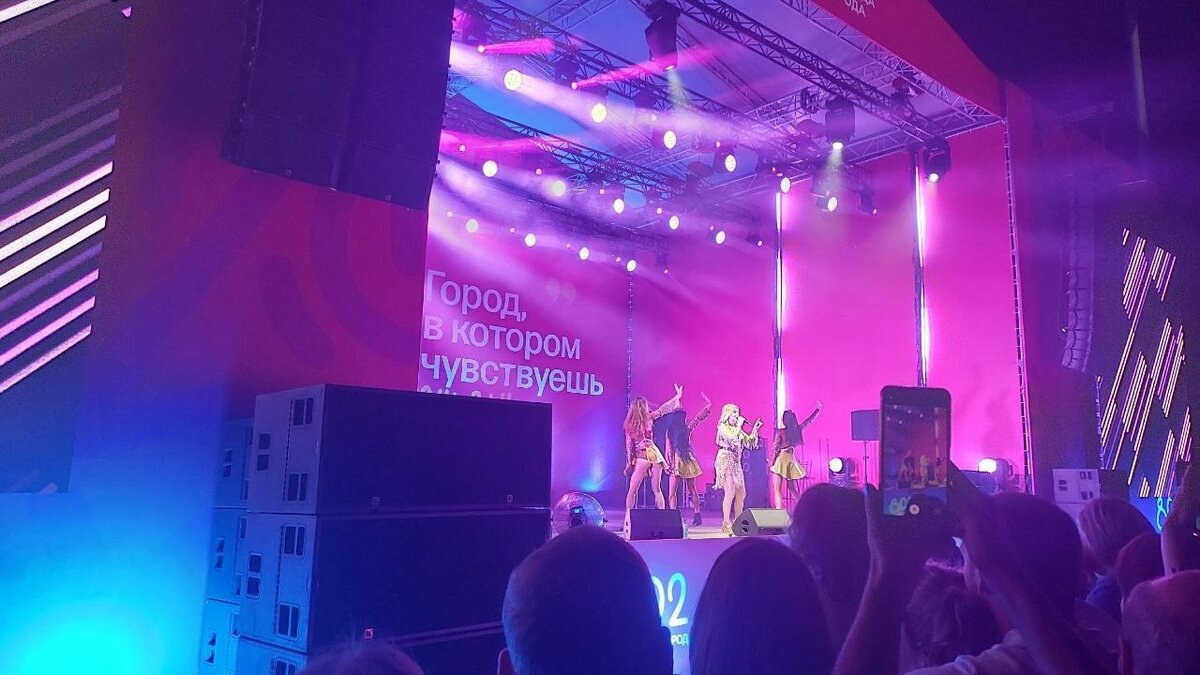     Нижний Новгород 20 августа подводит итоги Дня города. По данным полиции, за сутки в праздничных мероприятиях на улицах, площадях и парках города приняли 187 тысяч человек. Ради чего тысячи нижегородцев вышли на улицы в этот день, вспоминает корреспондент NewsNN.