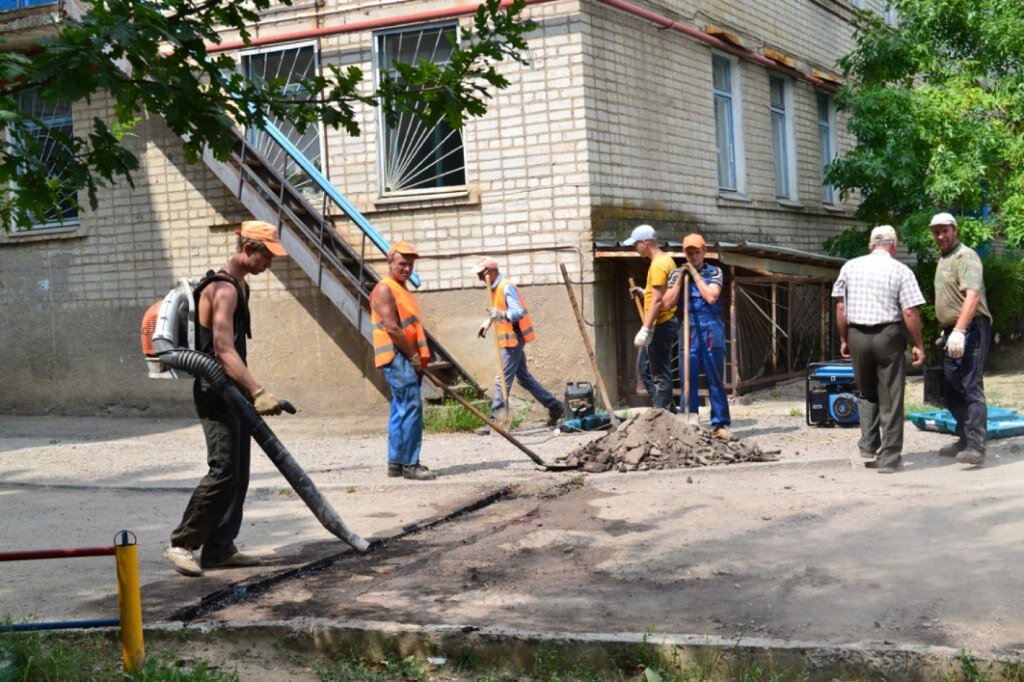 Осмотр мкд. Ремонтные работы во дворе. Строительные работы во дворе. Благоустройство и капремонт. Ремонт двора в многоквартирном доме.