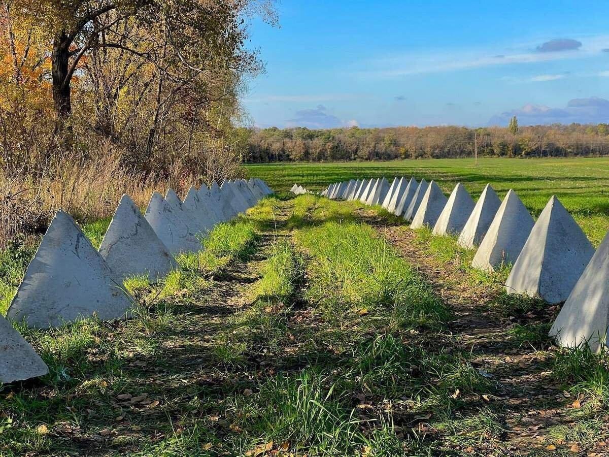 Белгородская компания требует денег за противотанковые пирамиды | MASHNEWS  | Новости Промышленности | Дзен