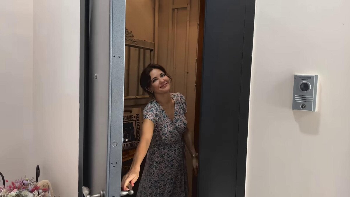 Гостеприимная хозяйка Екатерина Климова приглашает в гости в свою квартиру