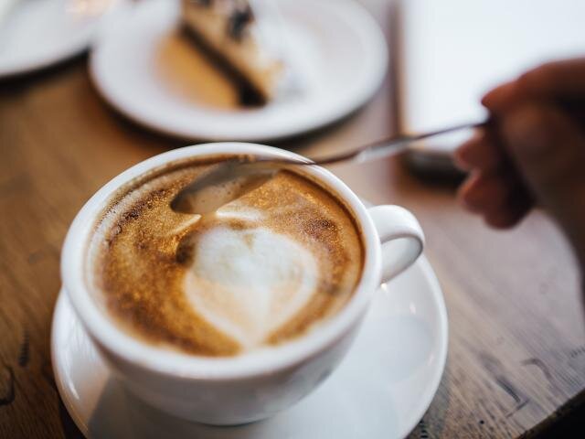 Мало того, что кофе не оказывает отрицательного воздействия на сердце, оно ещё может понижать давление а не поднимать его за счёт оказания "мочегонного" эффекта