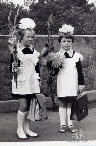 Моя одноклассница, Катя Лепщикова, и я. 1 сентября 1979 года. Фото Владимира Романова