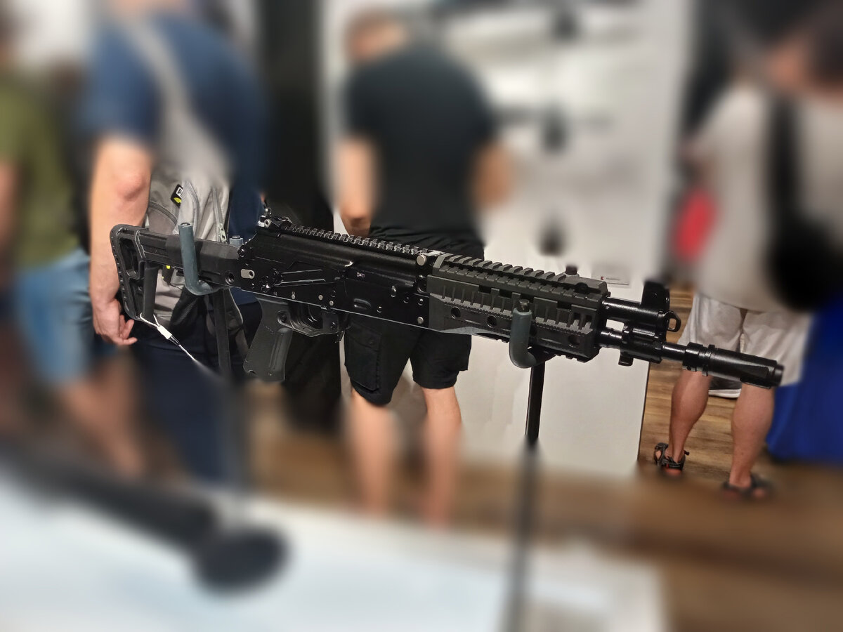 Укороченный АК-19, мое фото с «Армии-2023». Из-за толпы народа что-то адекватно снять, к сожалению, весьма непросто