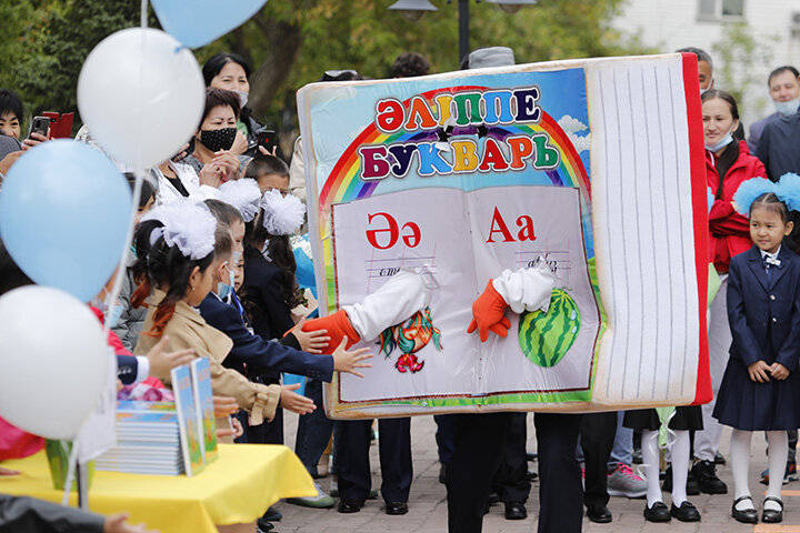 В КОНСТИТУЦИИ РОССИИ ЧЁТКО ПРОПИСАНО: "ГОСУДАРСТВЕННЫМ ЯЗЫКОМ РОССИЙСКОЙ ФЕДЕРАЦИИ НА ВСЕЙ ЕЁ ТЕРРИТОРИИ ЯВЛЯЕТСЯ РУССКИЙ ЯЗЫК КАК ЯЗЫК ГОСУДАРСТВООБРАЗУЮЩЕГО НАРОДА". ЭТО ЗАКОН, И ДРУГИХ ВАРИАНТОВ БЫТЬ НЕ МОЖЕТ. ФОТО:  KALIZHAN OSPANOV