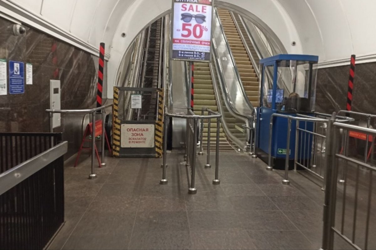    Женщина порезала канцелярским ножом молодого человека в метро Петербурга